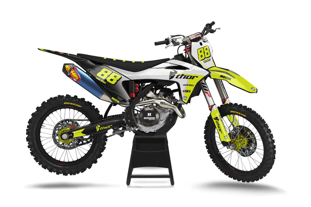 GasGas crosshoj med dekalkit Transformation Lime Yellow – limegul framskärm, vita kåpor, svarta paneler och limegula siffror 88.