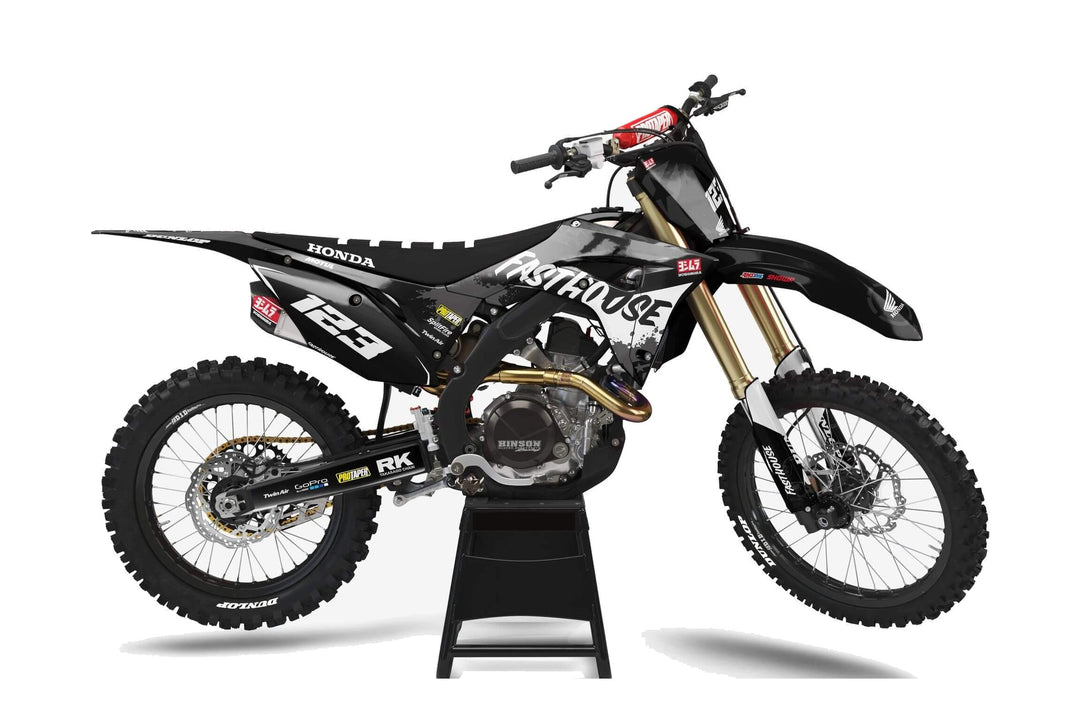 Honda-crosshoj med dekalkitet Black N Grey Fasthouse: svart botten med grå och vita penseldrag, FASTHOUSE tvärs över kåpan och vita startnummer 123 mot svart.