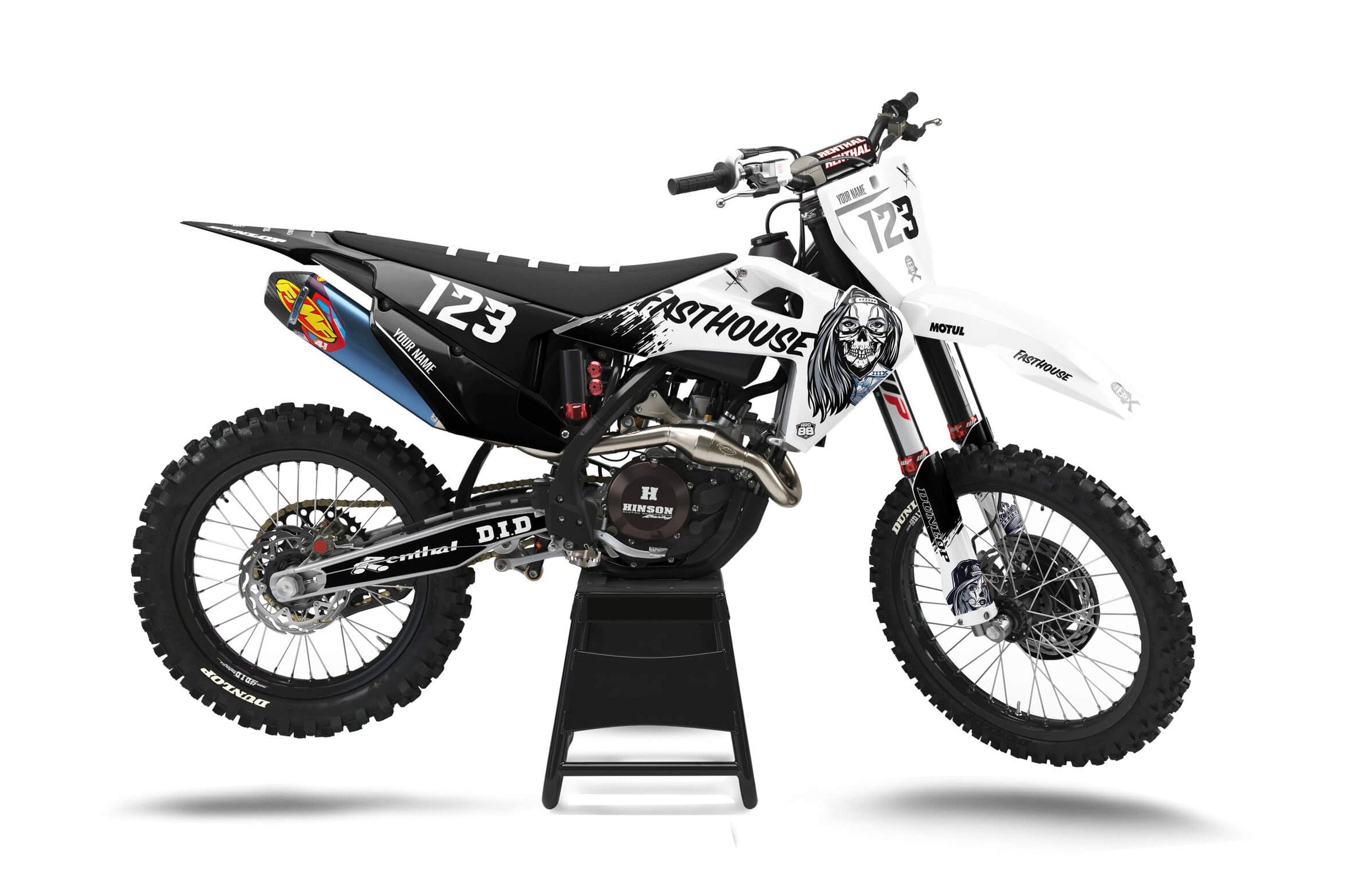 Husqvarna crossmaskin med dekalkitet Chica i svart och vitt, med ett tecknat dödskalleansikte med långt hår och siffran 123
