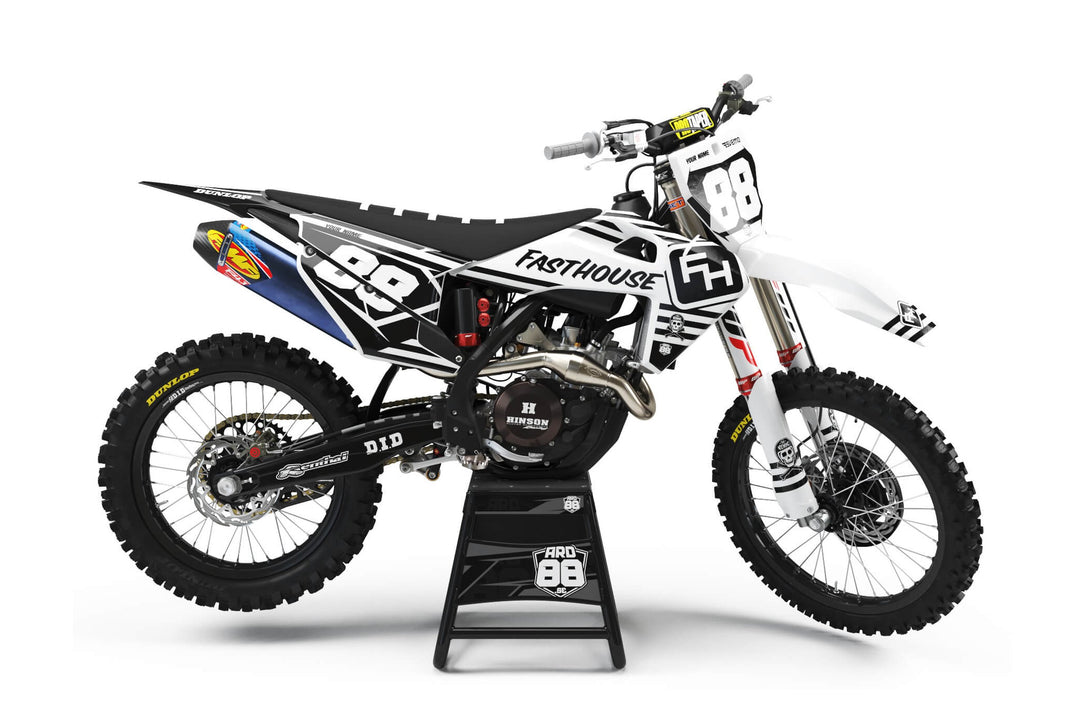 Husqvarna-crosshoj med dekalkitet Fasthouse i svart och vitt, med diagonala streckfält och vita startnummer mot svart.