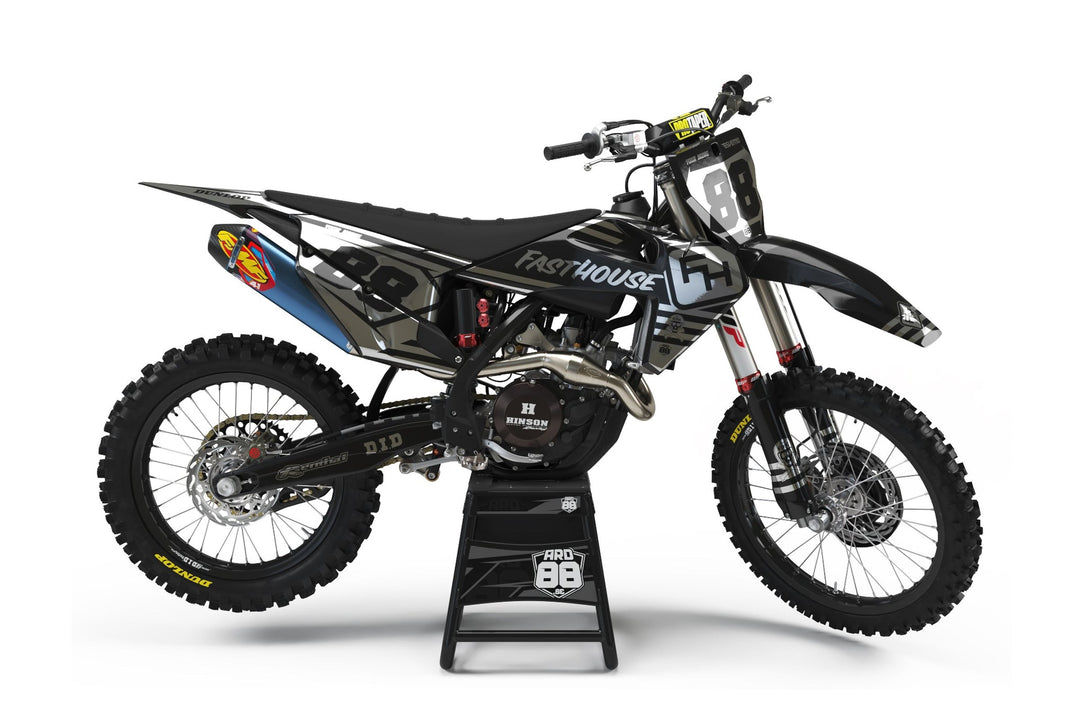 Husqvarna-crosshoj med dekalkitet Limited Fasthouse Chromium i svart och grått med mörka siffror 88 mot ljust fält