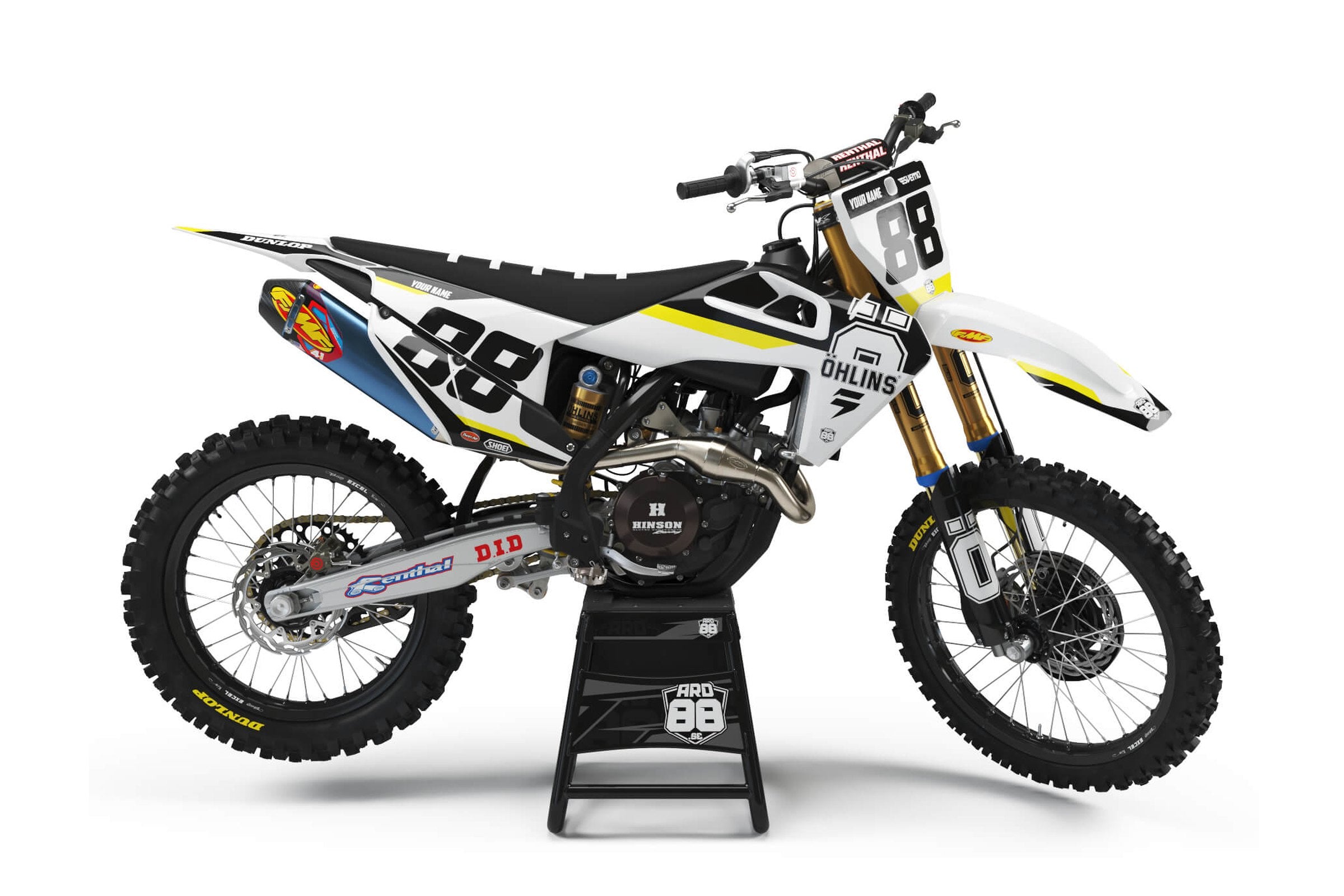 Husqvarna crosshoj med dekalkit Retro Ö – vitt och svart med gula inslag och svarta siffror mot vitt.