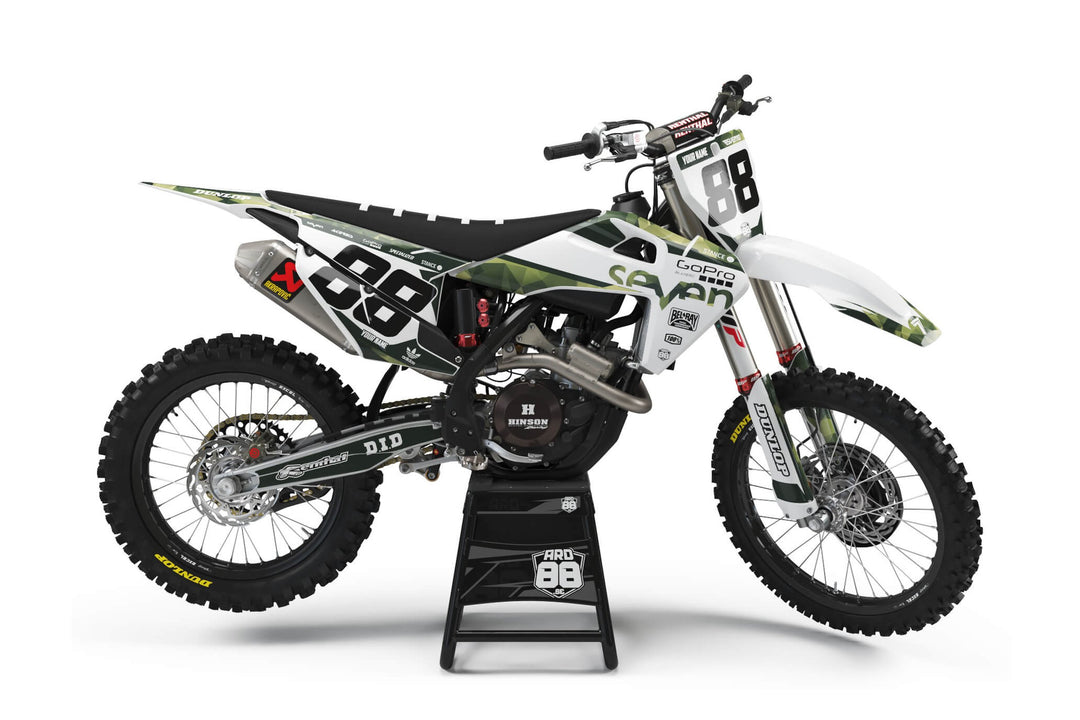Husqvarna crossmaskin med dekalkitet Seven Camo i militärgrönt camomönster mot vitt, med siffran 88