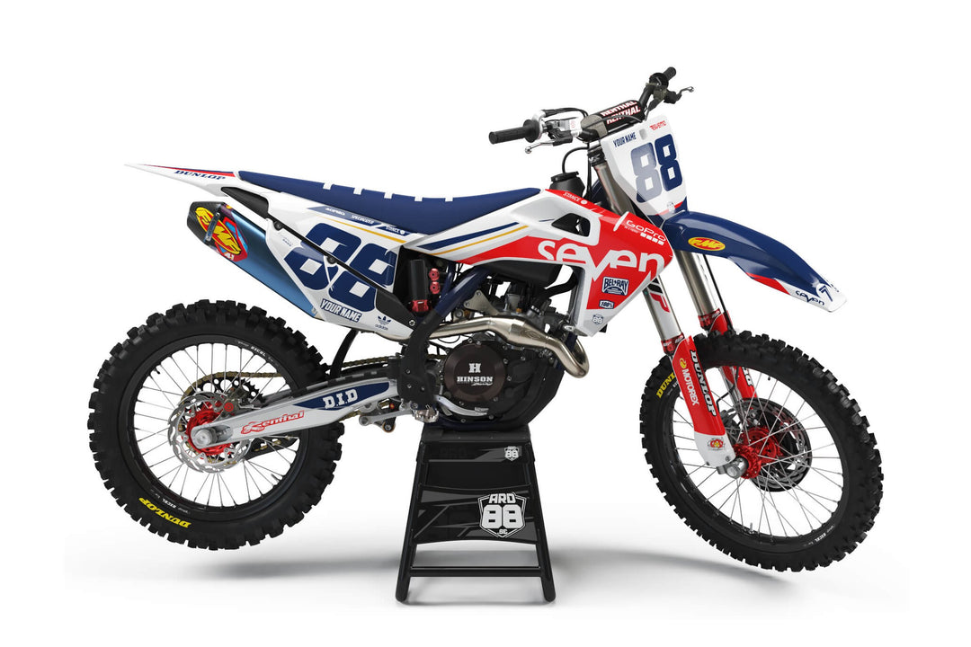 Husqvarna-crosshoj med dekalkitet Seven Red Crew: marinblå skärmar och sidopaneler, vita kåpor med röda fält och siffran 88