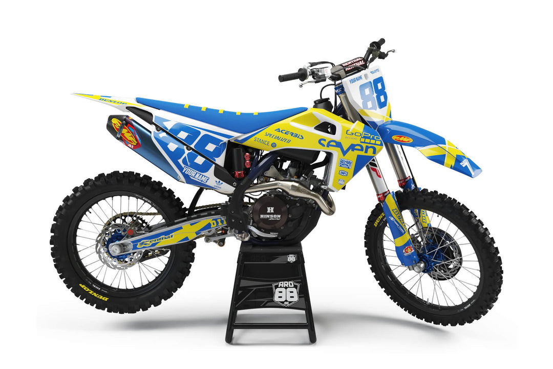 Blå och gul Husqvarna-crosshoj med dekalkit Super Swede – gult kors på blått fram och blå siffror mot vitt.