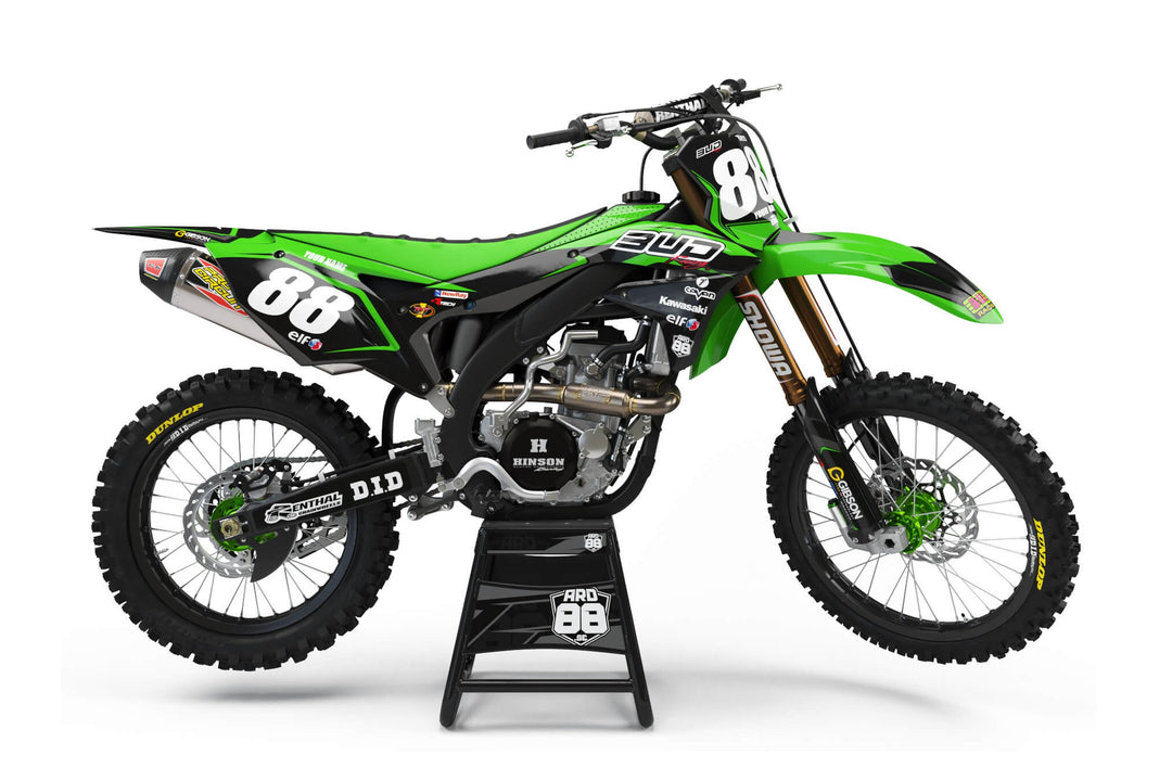 Kawasaki crosshoj med dekalkit Bud Replica – klargrönt mot svart i tydliga block, med vita siffror.