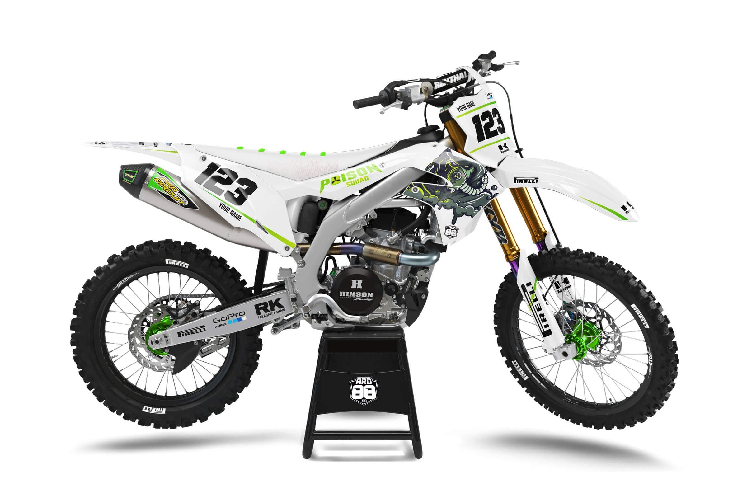 Kawasaki-crosshoj med dekalkitet Poison White: vit botten, limegröna streck och en tecknad varelse med huggtänder, svarta siffror 123 i vita nummerfält
