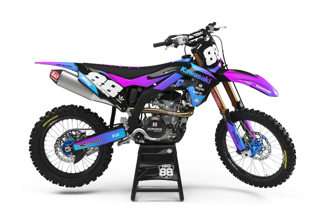 Kawasaki crossmaskin med dekalkitet Purple Rain: svart grafik med toningar i lila, magenta och blått och vita siffror 88.