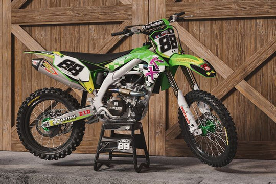 Dekalkit Kawasaki Retro KX — miljöbild