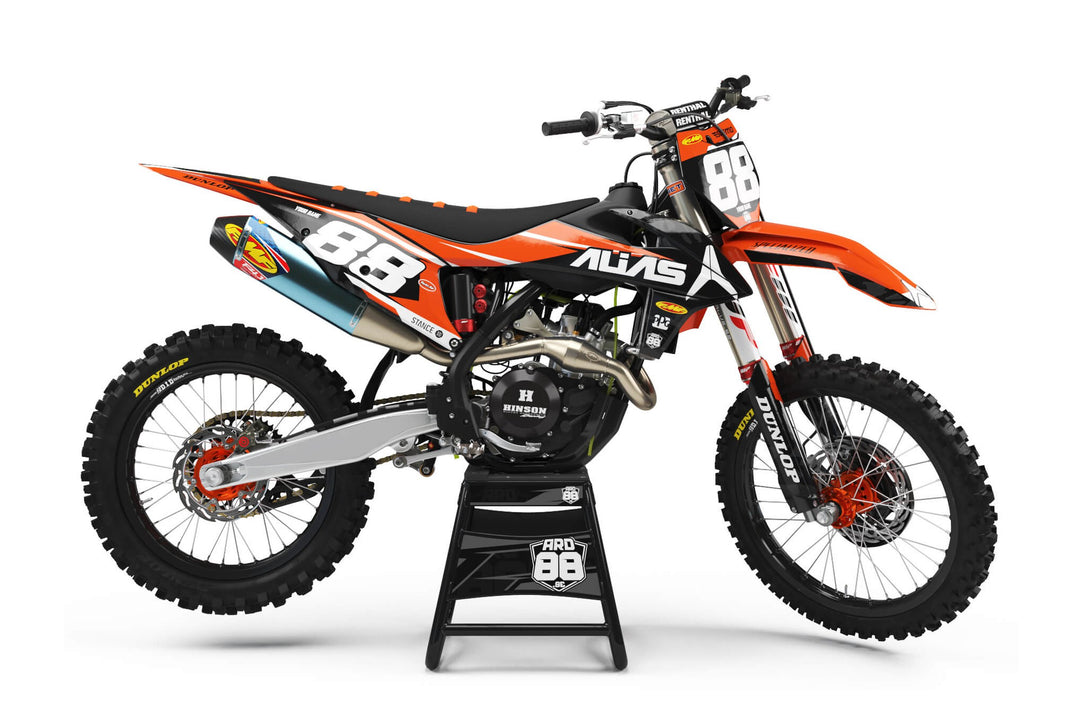 Orange och svart KTM-crosshoj med dekalkit Alias – raka orange och svarta fält, vit designtext och stora vita siffror.