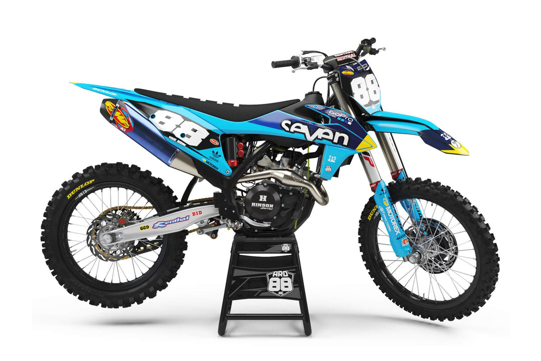 KTM crossmaskin med dekalkitet Baby Blues: ljusblå skärmar och kåpor, marinblå sidopaneler med gula accenter och vita siffror 88.