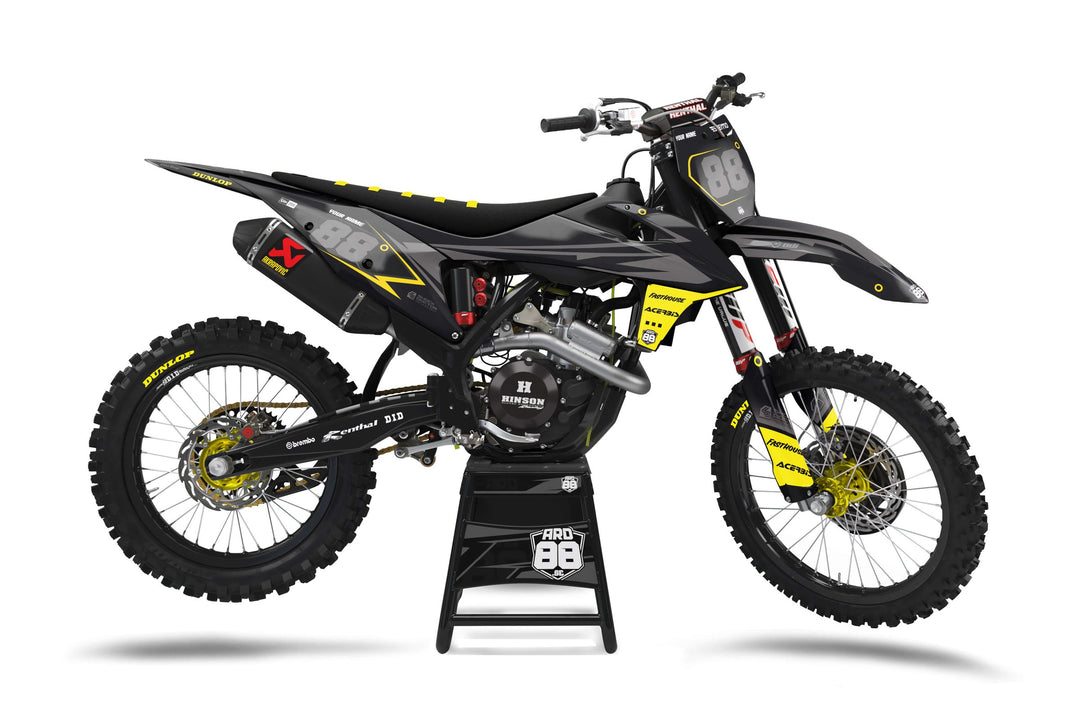 KTM-crosshoj med dekalkitet Bolt i svart och grått med gul blixt på tanksidan och grå siffror 88