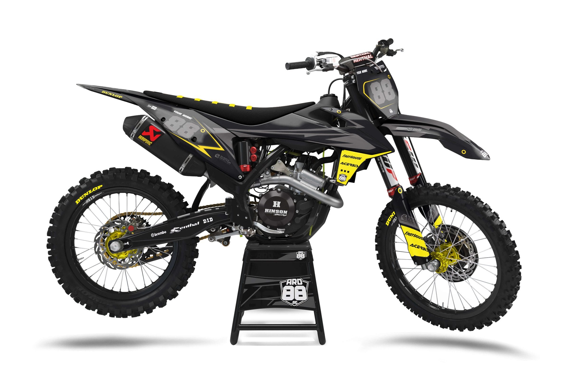 KTM-crosshoj med dekalkitet Bolt i svart och grått med gul blixt på tanksidan och grå siffror 88