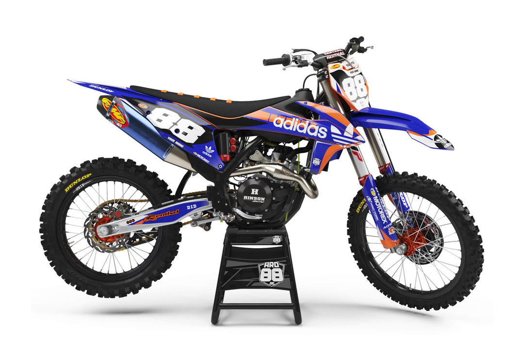 KTM-crosshoj med dekalkit Casual – blå skärmar, kåpor och sidopaneler med orange linjer, vitt 88 mot mörkblå sidopanel och vit framnummerplåt med vita siffror i grå kontur