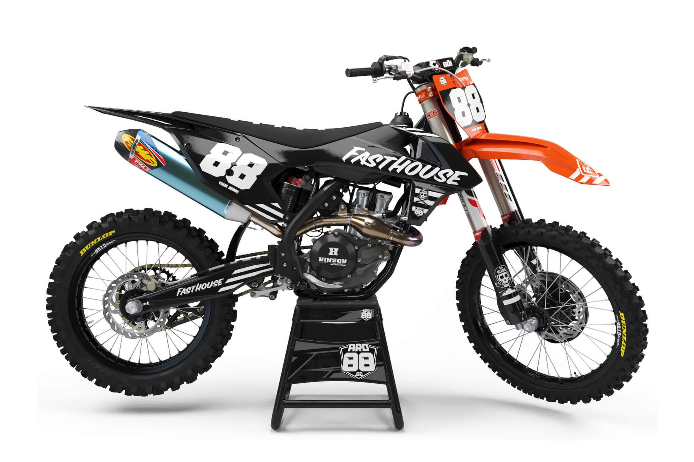 KTM crossmaskin med dekalkitet Fast & White i svart och vitt med orange fram och svarta siffror 88 mot vitt