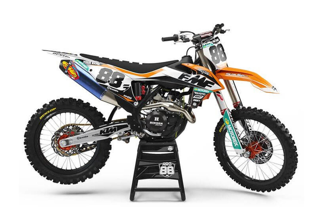 KTM crossmaskin med dekalkitet FMF Race i vitt, svart och orange med turkosa inslag och siffran 88