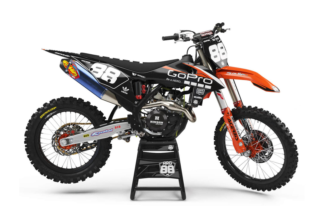 KTM-crosshoj med dekalkitet GoPro Factory: nästan helsvart grafik med vita partier, vita siffror 88 och orange framparti kvar