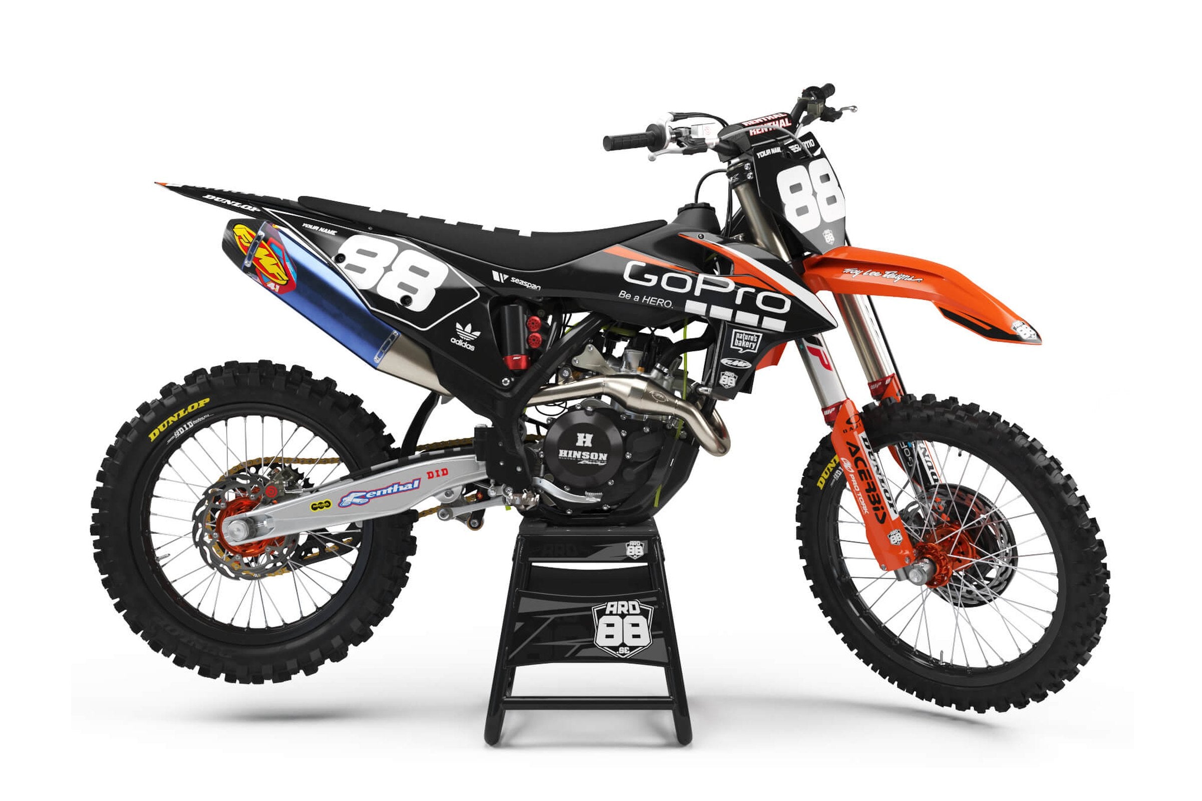 KTM-crosshoj med dekalkitet GoPro Factory: nästan helsvart grafik med vita partier, vita siffror 88 och orange framparti kvar