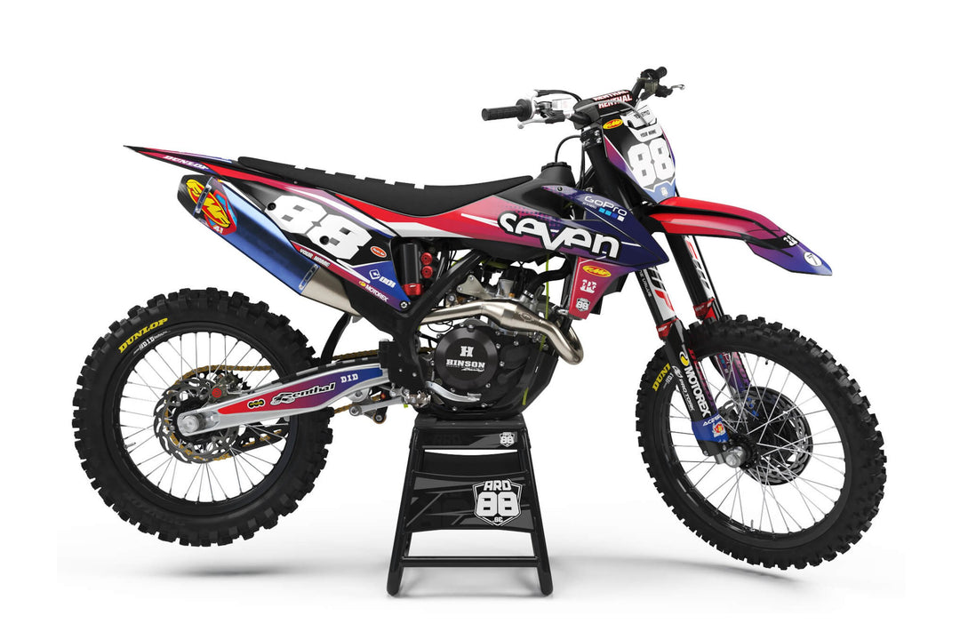 KTM-crosshoj med dekalkit Phaser – rött fram som går över i lila och blått bak, med vita siffror mot det blå.