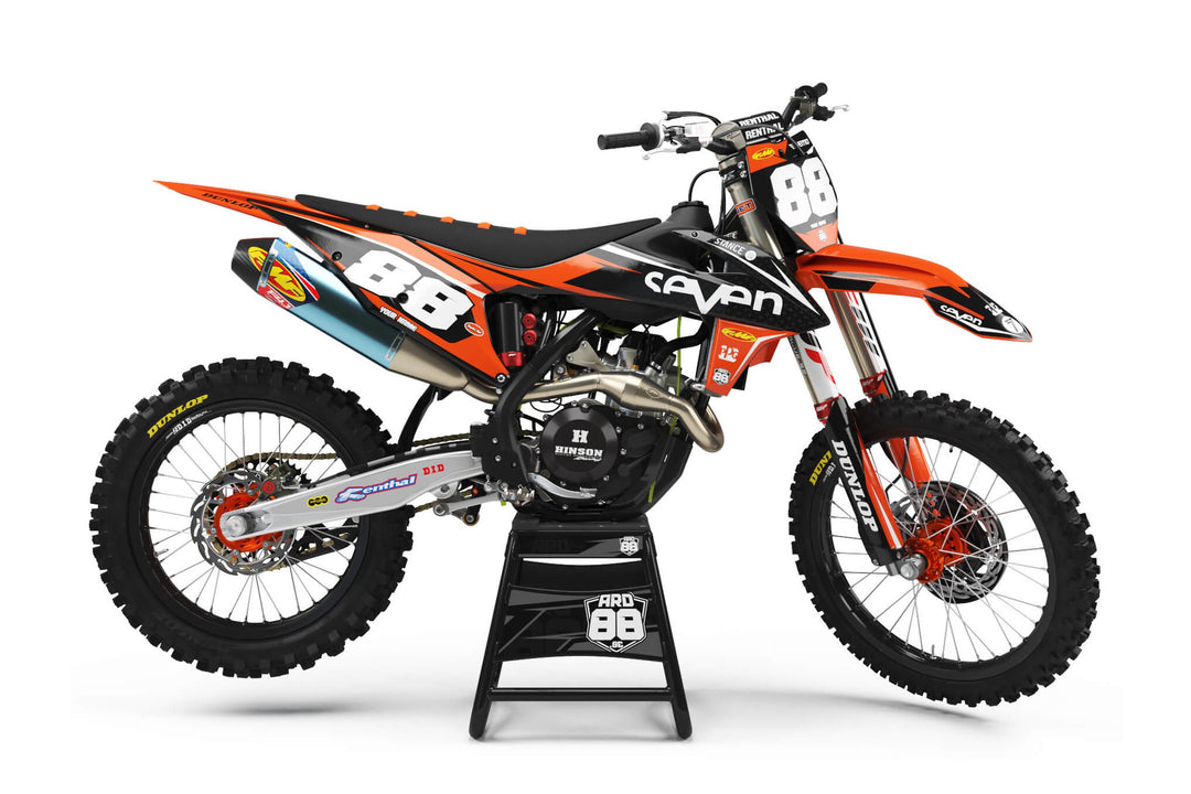 KTM crossmaskin med dekalkitet Seven Black: orange skärmar och sidopaneler, svarta fält över kåpan med SEVEN i vitt, och vita siffror 88 mot orange sidopanel och mot svart framnummerplåt.