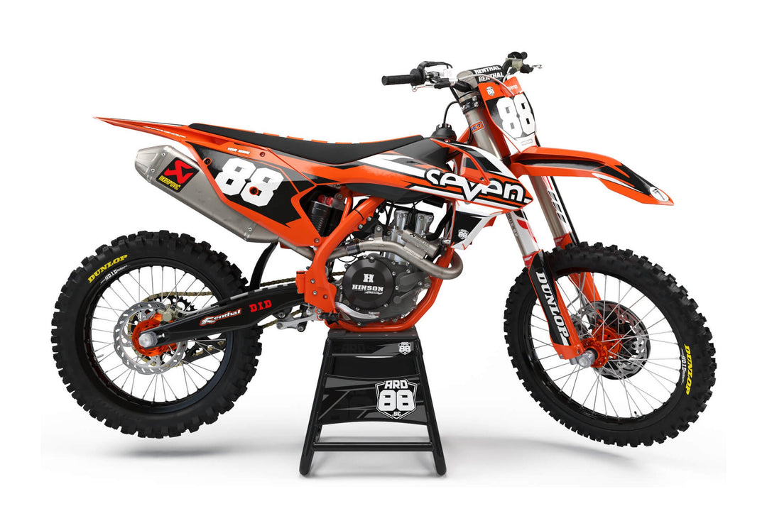 KTM-crosshoj med dekalkitet Seven Sins i orange och svart med vita kilar och siffrorna 88