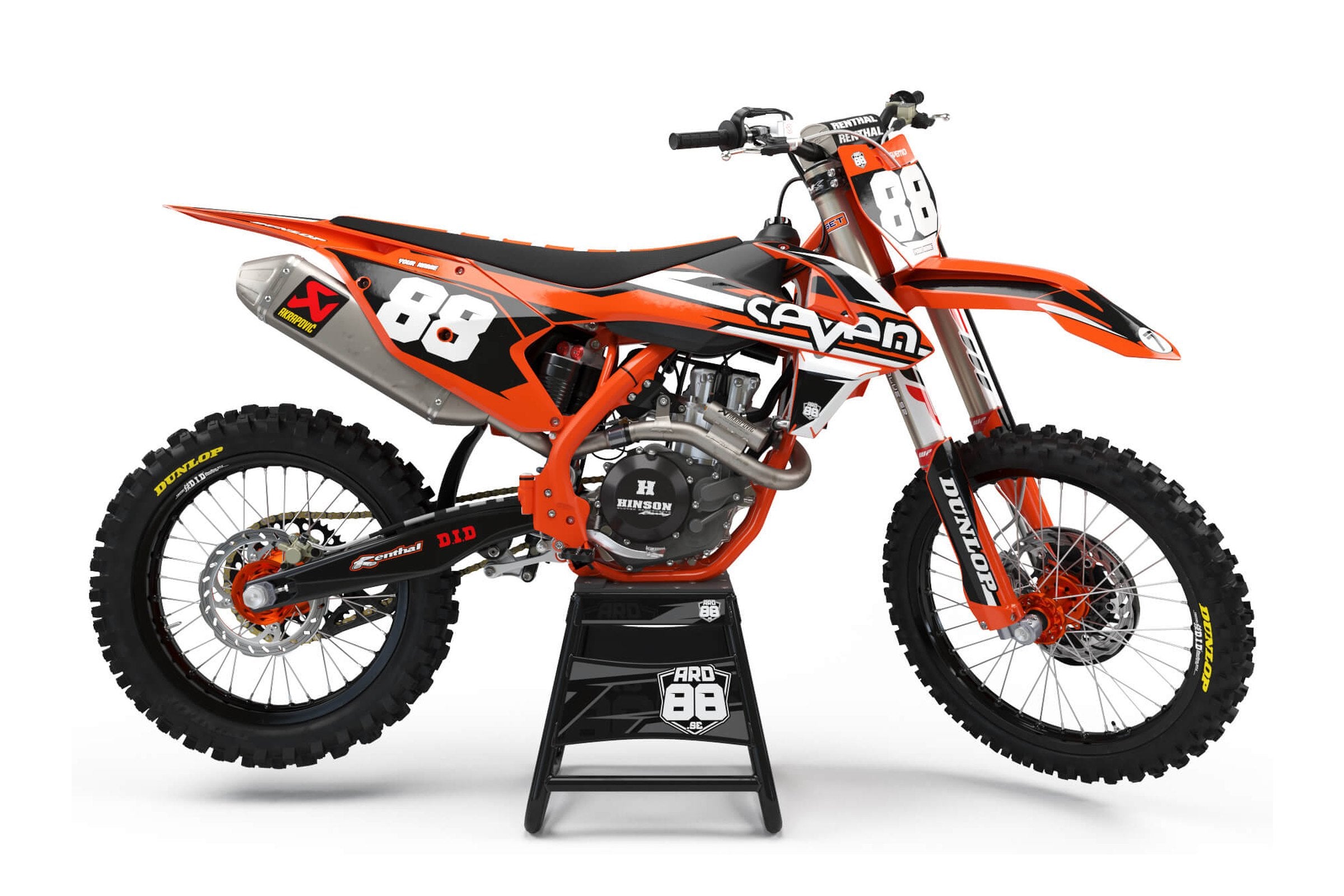 KTM-crosshoj med dekalkitet Seven Sins i orange och svart med vita kilar och siffrorna 88