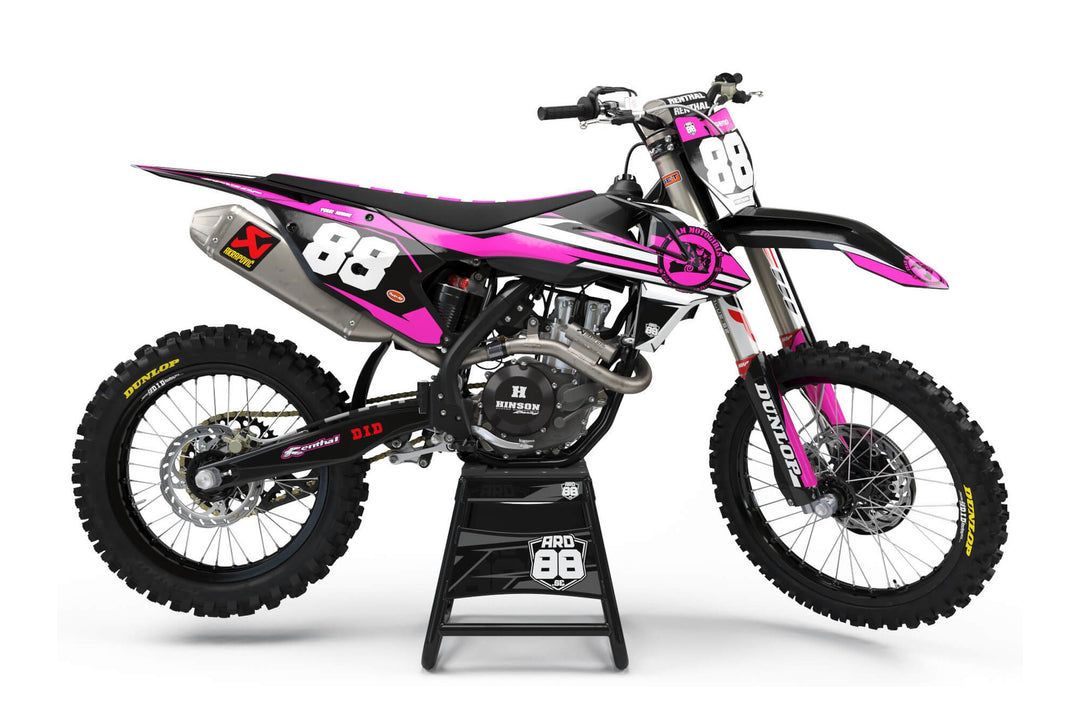KTM-crosshoj med dekalkit Team Motogirls – rosa mot svart med vita siffror.