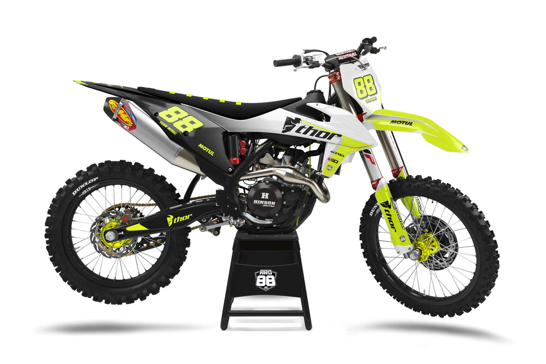 KTM crossmaskin med dekalkitet Transformation i vitt och svart med neongula siffror 88 och neongult fram