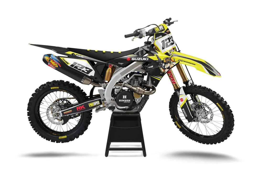 Suzuki-crosshoj med dekalkitet Gunz Smokin – svart och neongul grafik med en tecknad pinuppfigur med gevär och svarta siffror 123 mot vita nummerfält