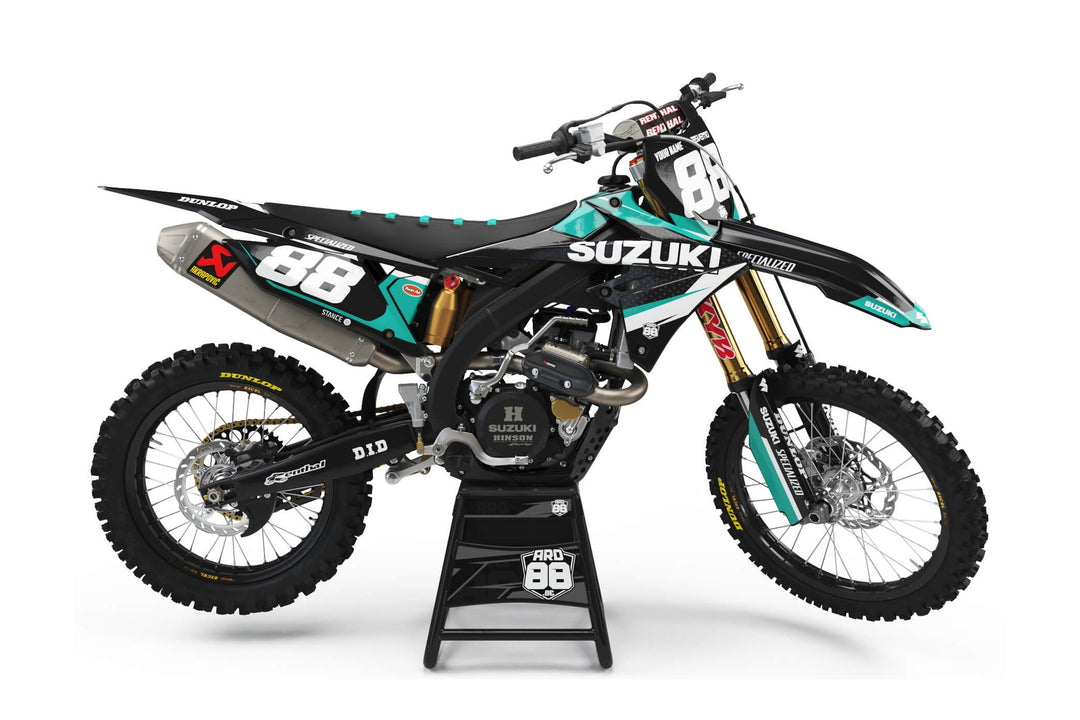 Suzuki-crosshoj med dekalkitet Special Teal i turkos, svart och vitt med siffrorna 88