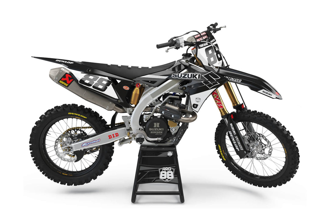Suzuki-crosshoj med dekalkitet Steel i svart, grått och vitt med stora siffror 88