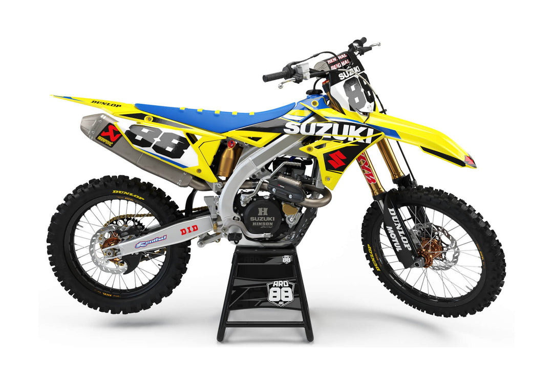 Suzuki crosshoj med dekalkit Team Yellow – gult som bas med blå brytningar och vita siffror mot svart.