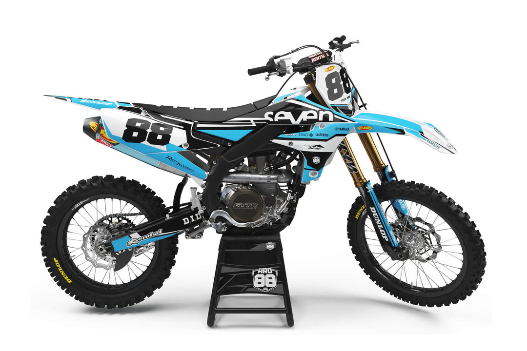 Yamaha crossmaskin med dekalkitet Baby Blues i ljusblått, vitt och svart med siffran 88