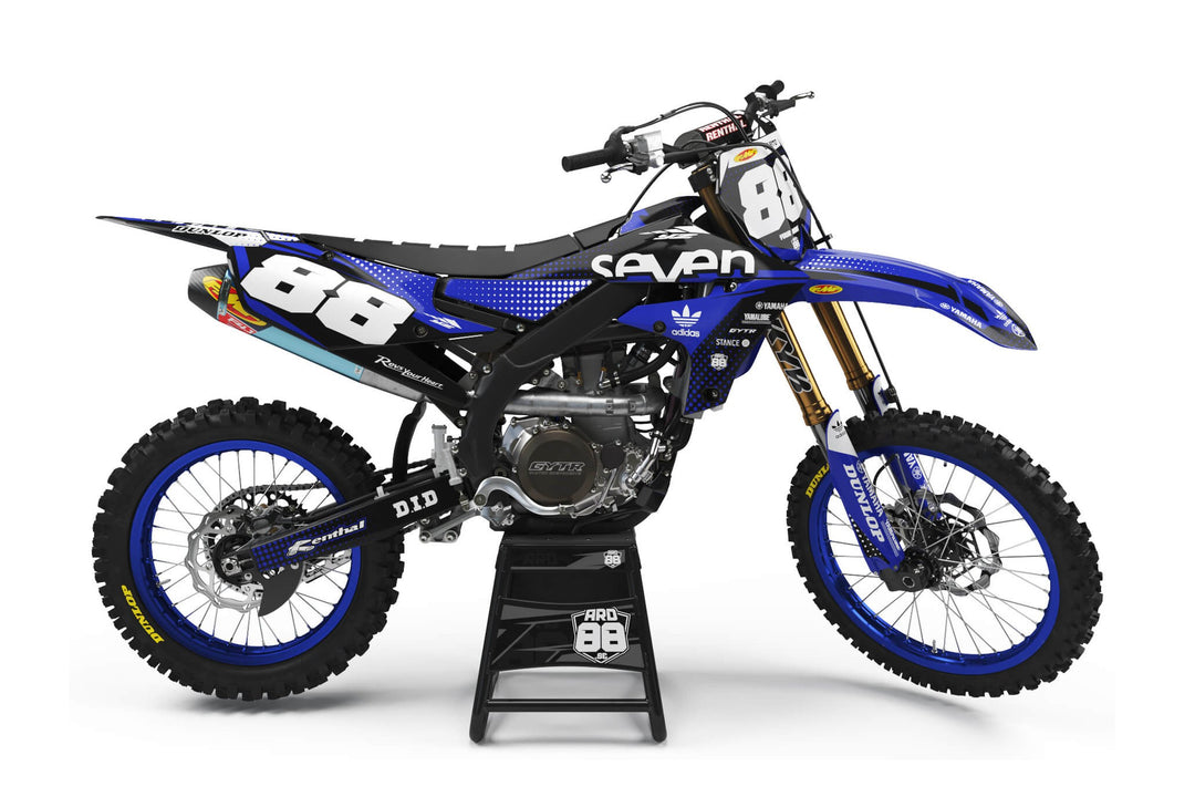 Yamaha-crosshoj med dekalkitet Blue Dots: klarblå ytor med vitt prickmönster, svarta partier och stora vita siffror 88