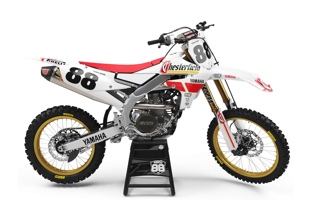 Yamaha-crossmaskin med dekalkitet Chester Retro: vit botten med röda fält och svarta startnummer 88.