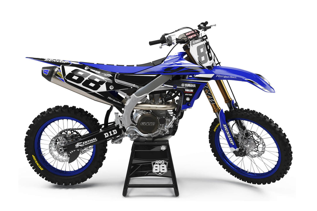 Blå Yamaha-crosshoj med dekalkit Factory Blue – blått med svarta och vita fält, vita siffror mot svart och blå fälgar.