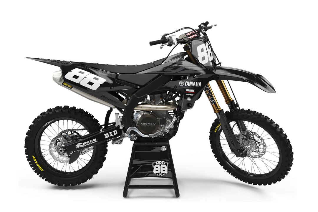Yamaha crossmaskin med dekalkitet Gray on Black: helsvart med grått rökmönster och vita siffror 88 mot svarta nummerfält