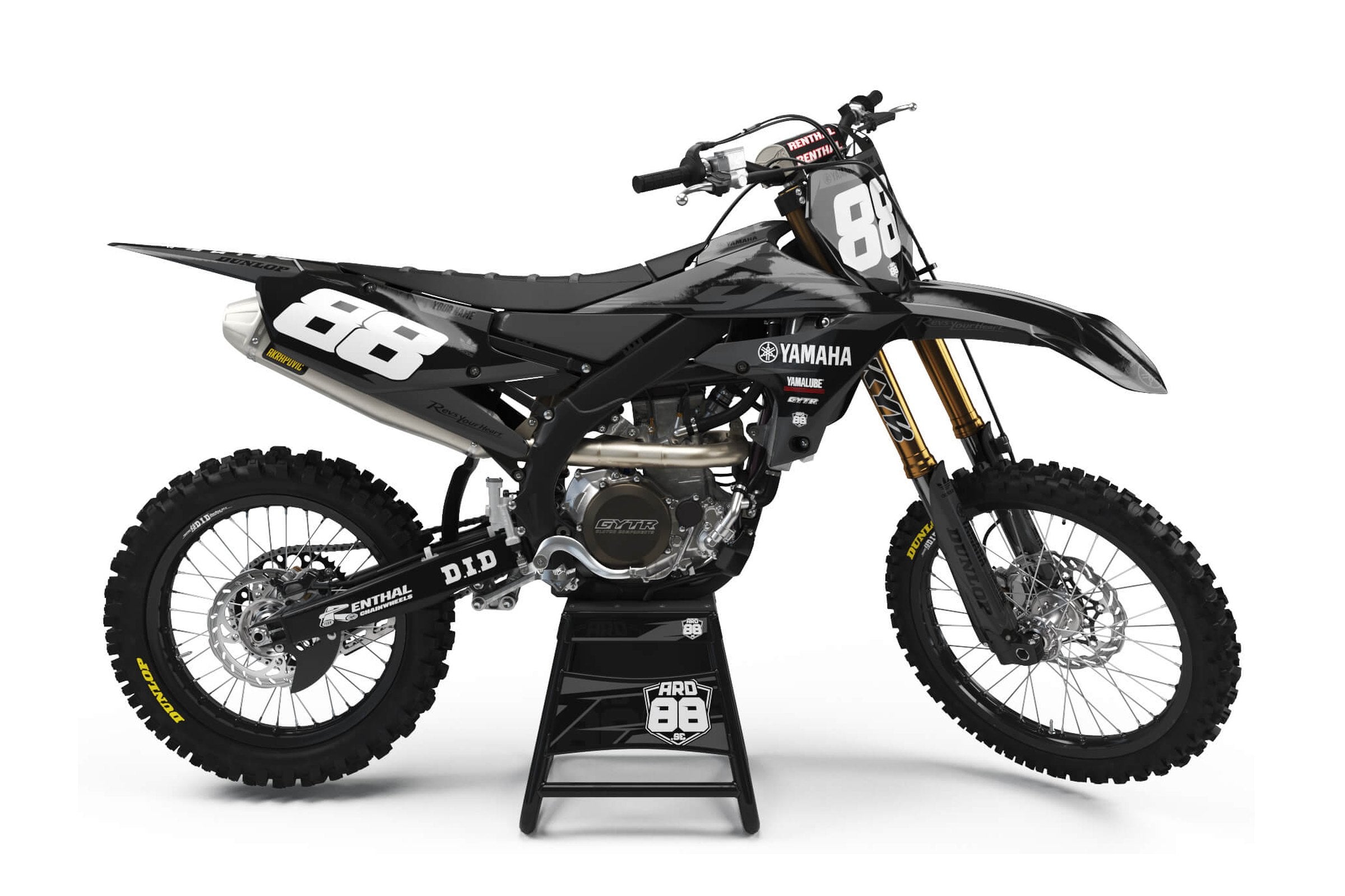 Yamaha crossmaskin med dekalkitet Gray on Black: helsvart med grått rökmönster och vita siffror 88 mot svarta nummerfält