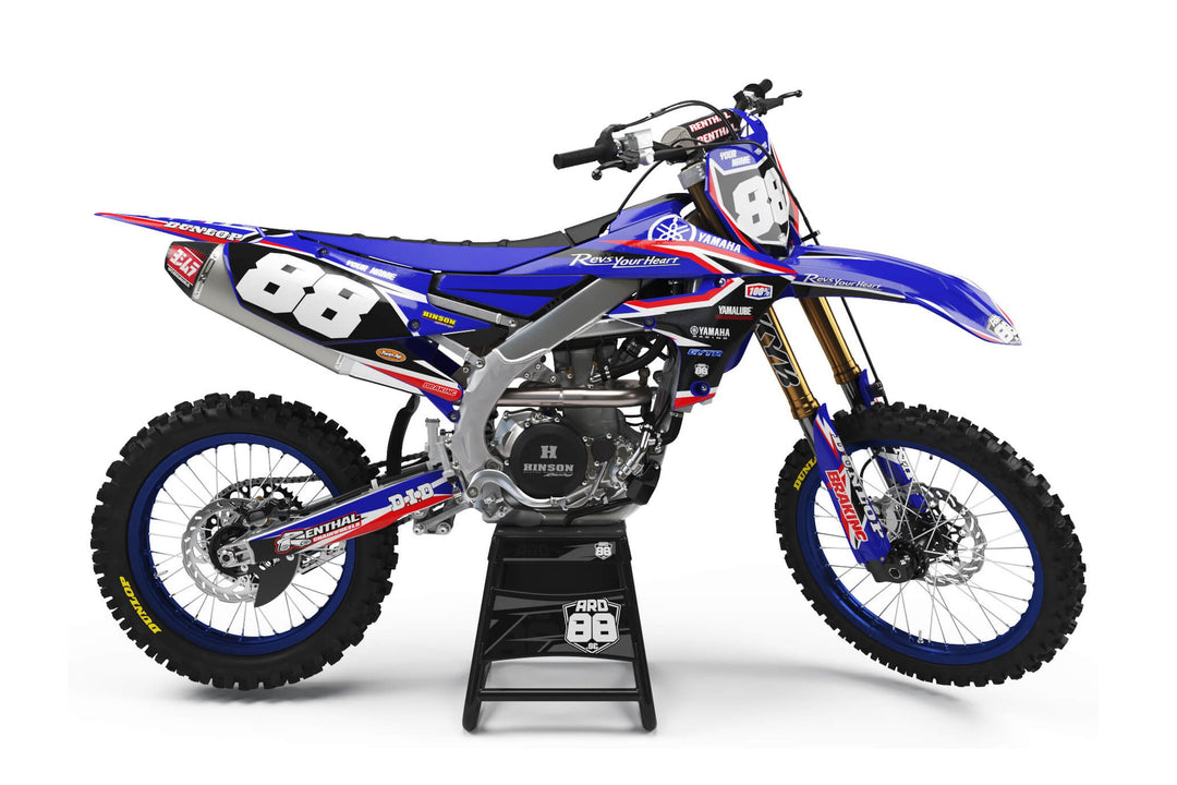 Yamaha crossmaskin med dekalkitet Race Replica: blå grafik med vita fält och röda linjer, vita siffror 88 och blå fälgar.