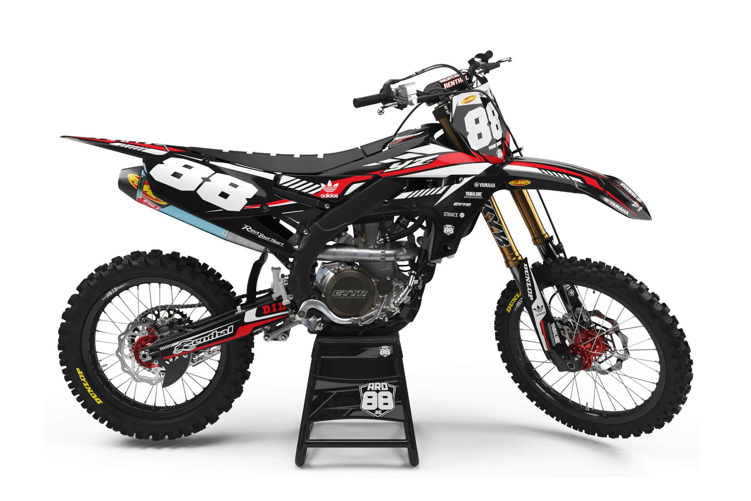 Yamaha-crosshoj med dekalkitet Red Menace – svart grafik med röda fält, vita streckmönster och stora vita siffror