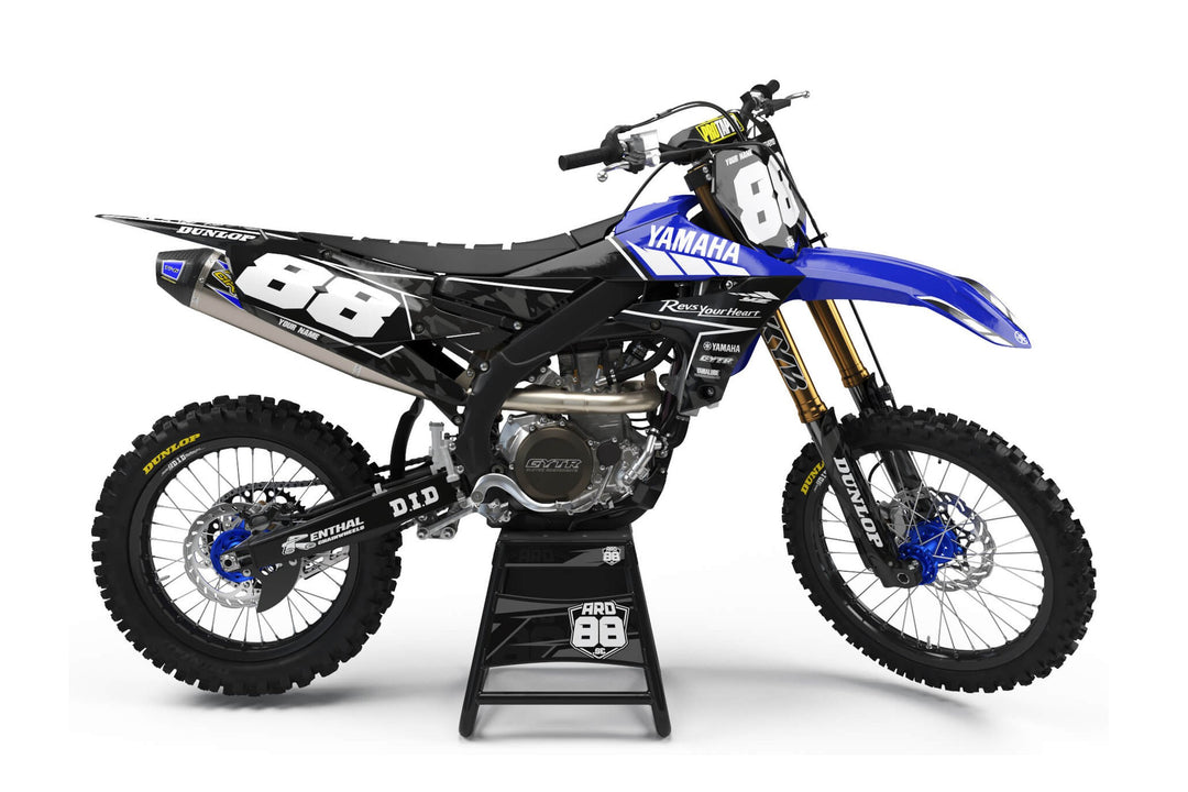 Yamaha-crosshoj med dekalkitet Rev My Heart i svart med blå framskärm och blå kåpor, svart bakskärm och stora vita siffror 88