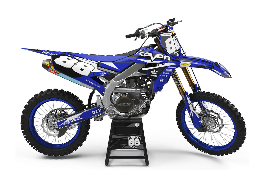 Yamaha crossmaskin med dekalkitet Seven Nation Army i kraftigt blått med vita kilar, svarta nummerfält och vita siffror 88
