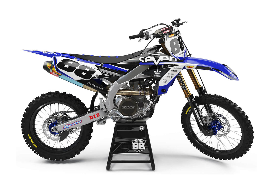 Yamaha crosshoj med dekalkit Seven – blått och svart med stora vita siffror och en turkos detalj längst bak.