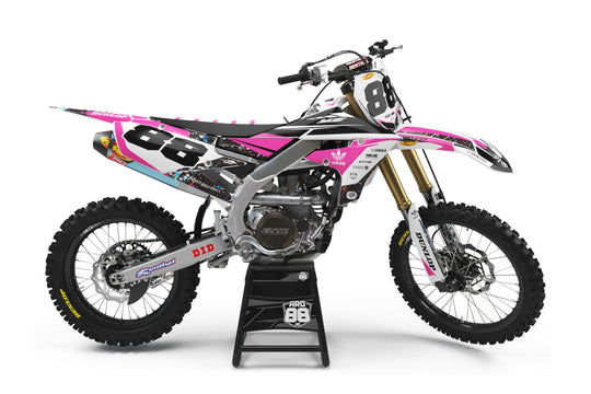 Yamaha crossmaskin med dekalkitet Spaced Out i vitt och rosa med flerfärgat stänkmönster och siffran 88