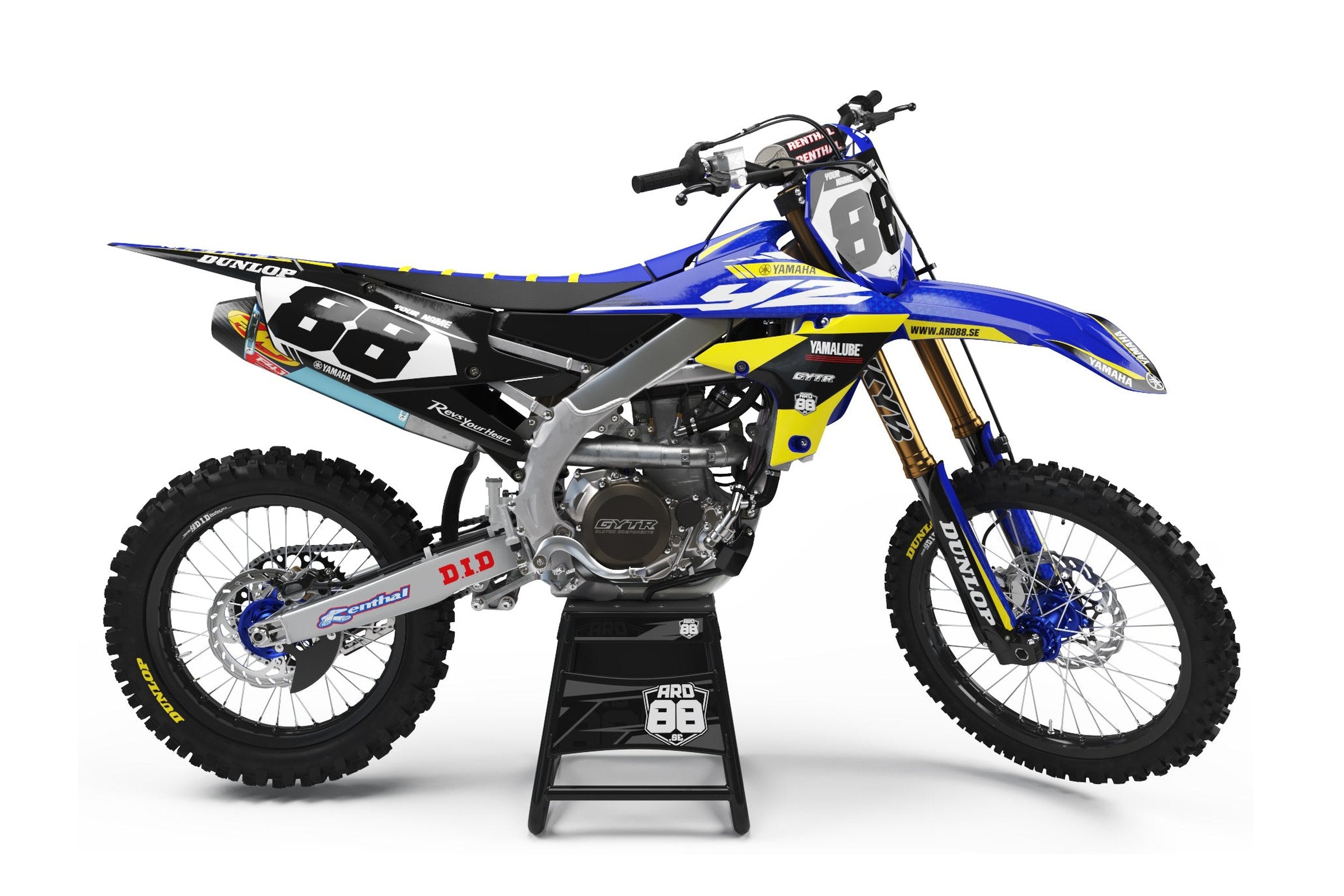 Yamaha-crosshoj med dekalkitet Stars and Blue: blå ytor med gula fält, svarta sidopaneler och ljusa nummerfält med mörka siffror 88