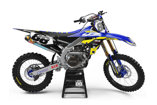 Yamaha-crosshoj med dekalkitet Stars and Blue: blå ytor med gula fält, svarta sidopaneler och ljusa nummerfält med mörka siffror 88