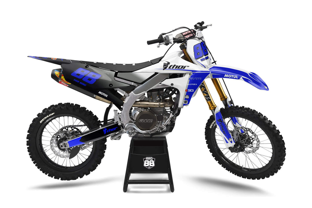 Yamaha-crossmaskin med dekalkitet Tranformation Blue: svart bakdel som går över i vitt fram, blå framskärm, blå accenter och blå startnummer 88.
