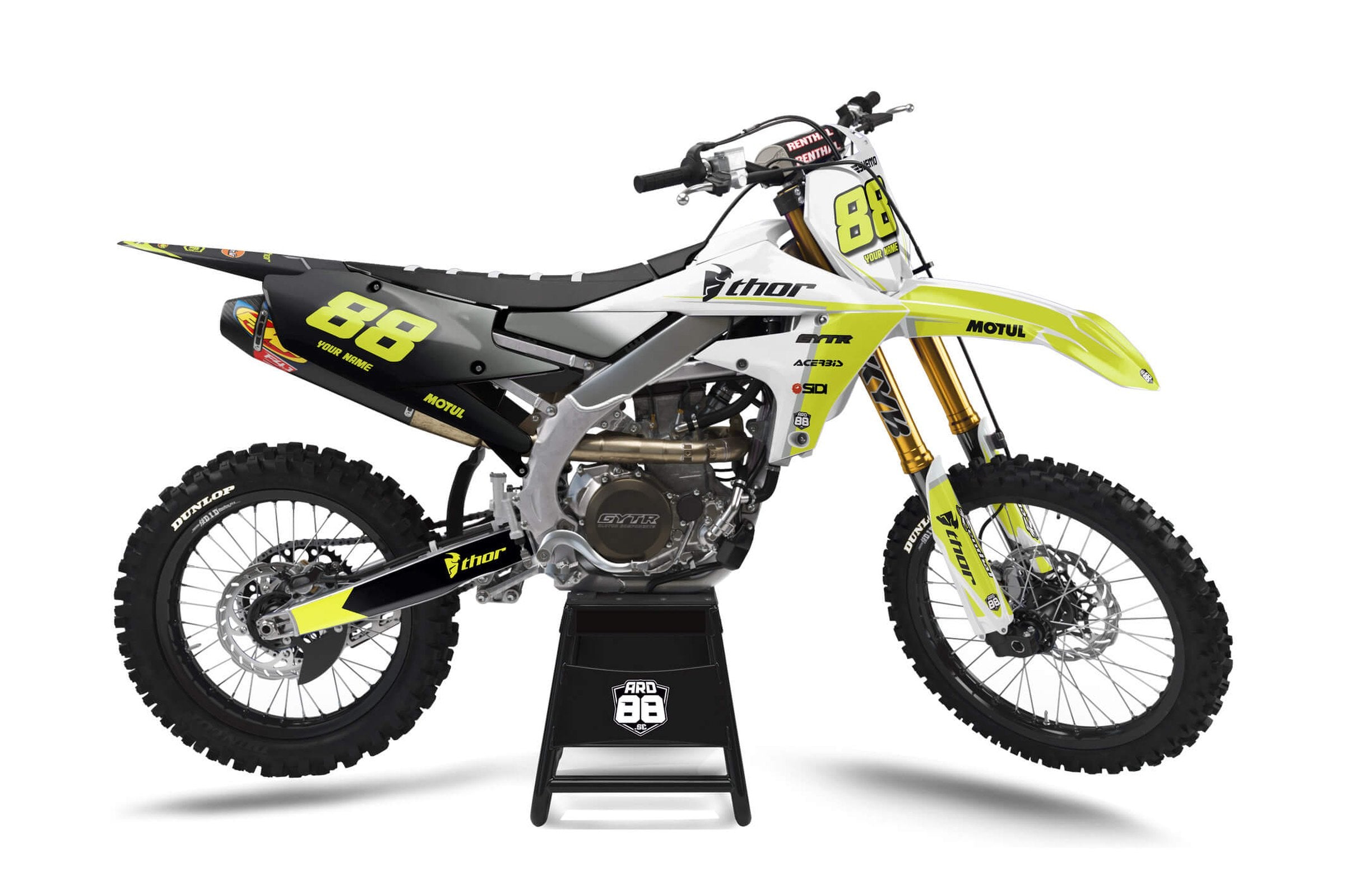 Yamaha-crosshoj med dekalkit Tranformation Yellow – neongult fram, vitt i mitten och svart bak, med neongula siffror.