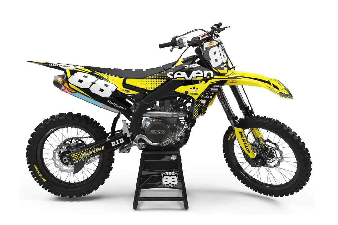 Yamaha crossmaskin med dekalkitet Yellow Dot: gul grafik med svart prickraster som tonar ut, och vita siffror 88 mot svart.