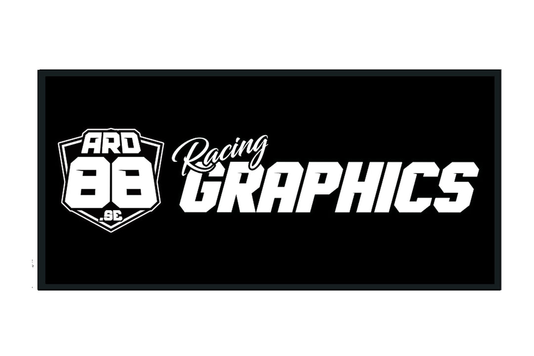 Svart depåmatta med grå kant, ARD88:s logotyp och texten Racing Graphics i vitt